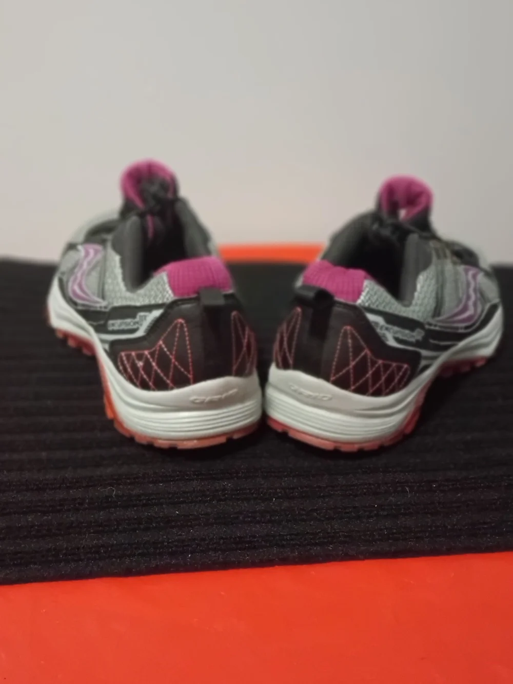 Saucony Women's Purple Gray & Pink Classic Running Shoes Sz 11